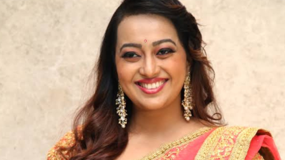 Ester Noronha: ఆయన వయసేక్కడ.. నీ వయసేక్కడ.. కొంచెం కూడా లేదా..?