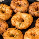 Vada Recipes: అన్నం మిగిలిపోతే ఇలా క్రంచీ గారెలు చేసేయండి, బ్రేక్ ఫాస్ట్ లో అదిరిపోతాయి