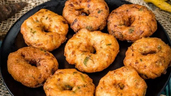 Vada Recipes: అన్నం మిగిలిపోతే ఇలా క్రంచీ గారెలు చేసేయండి, బ్రేక్ ఫాస్ట్ లో అదిరిపోతాయి