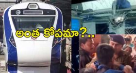 Man Breaks Train Door Video : తోటి ప్రయాణికులపై యువకుడు ఆగ్రహం.. ట్రైన్ డోర్ పగలకొట్టి...