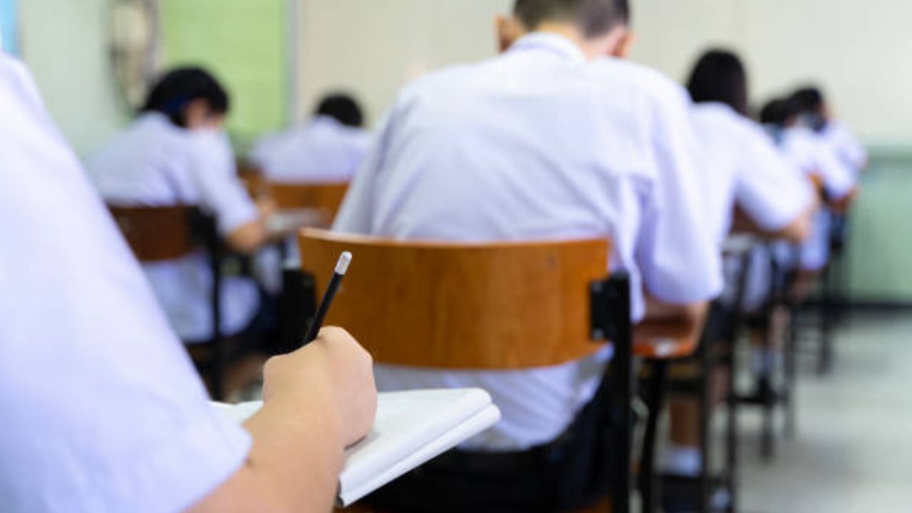 Intermediate English Paper: అలెర్ట్.. ఇంటర్ ఇంగ్లిష్ పేపర్‌లో మార్పులు.. ఆందోళనలో స్టూడెంట్స్..