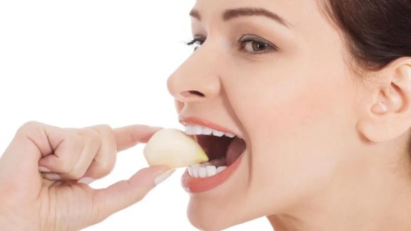 Raw Garlic: ఈ సమయంలో వెల్లుల్లి తింటే.. చాలా డేంజర్ !