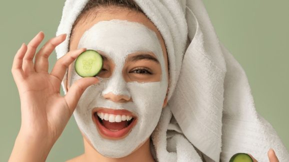 Rice Flour For Skin Glow: ఫేస్ క్రీములు అవసరమే లేదు, ఇలా చేస్తే.. మచ్చ లేని చర్మం