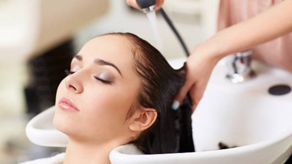Hair Spa At Home: పార్లర్‌కి వెళ్లాల్సిన అవసరమే లేదు, ఇంట్లోనే హెయిర్ స్పా చేసుకోండిలా !