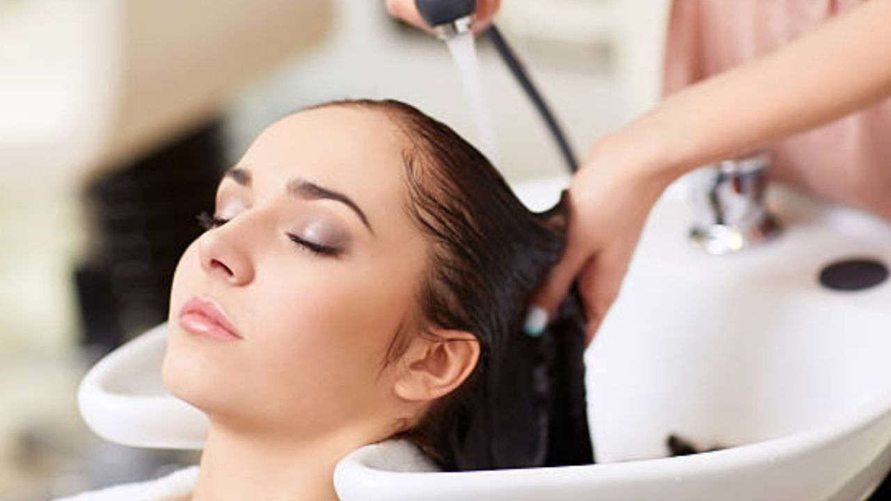 Hair Spa At Home: పార్లర్‌కి వెళ్లాల్సిన అవసరమే లేదు, ఇంట్లోనే హెయిర్ స్పా చేసుకోండిలా !