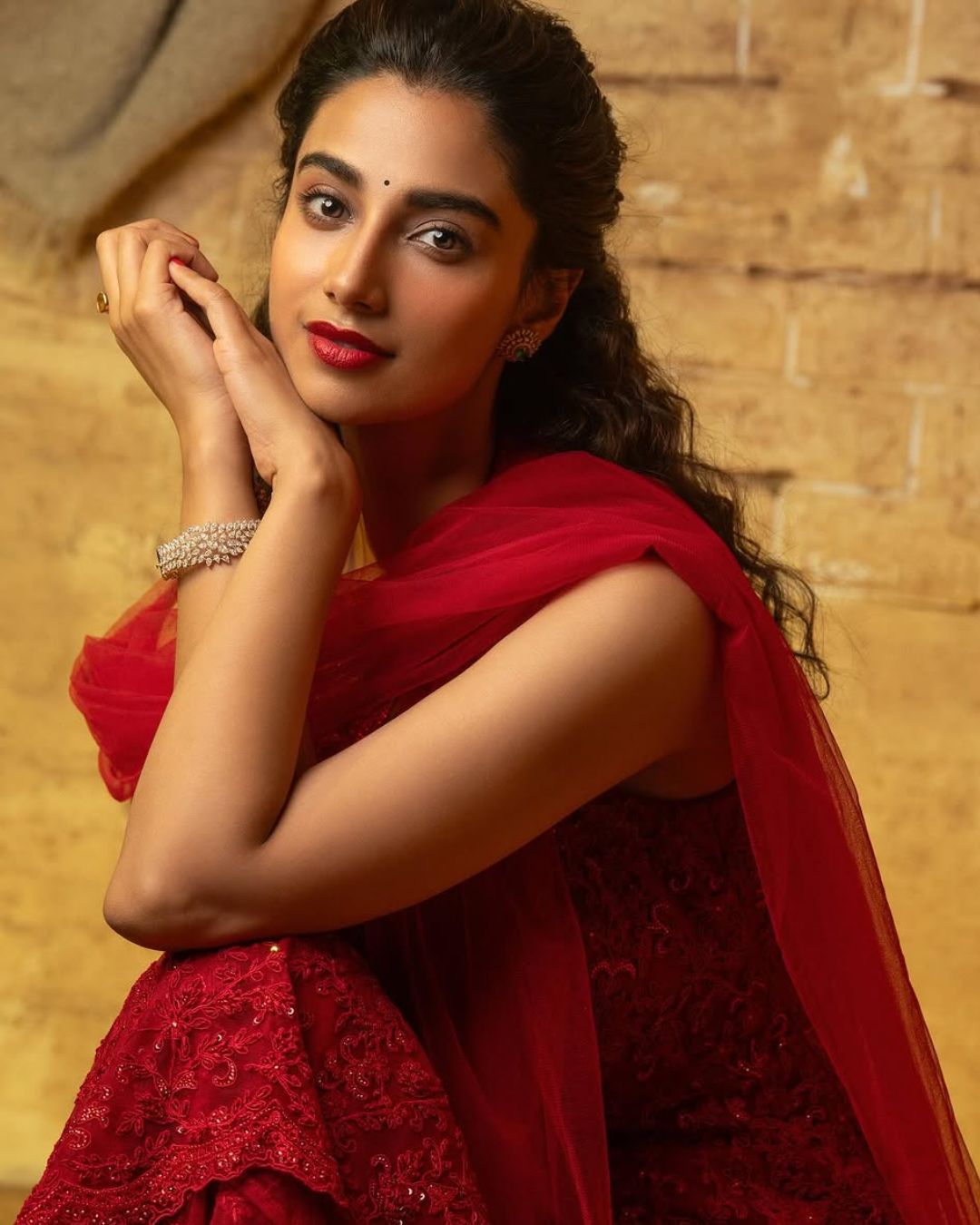 Meenaakshi Chaudhary: అబ్బబ్బా.. ఏం పిల్లరా బాబు.. ఆ అందం.. అస్సలు పోవడం లేదు మైండ్ లో నుంచి