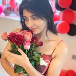 Mirna Menon : చేతిలో పూలతో మిర్నా క్యూట్ స్టిల్స్ .. సొగసు చూడతరమా..