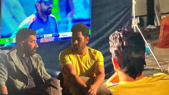 Dhoni In IND vs Pak: టీవీలో పాక్‌ మ్యాచ్‌ చూస్తున్న ధోని..!