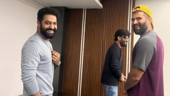 NTR: రౌడీ హీరోకి వాయిస్ ఇవ్వడం ఏమో కానీ.. ఆ లుక్ ఏదైతే ఉందో.. పూనకాలు అంతే