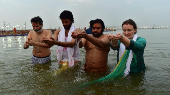 Pawan Kalyan: మహాకుంభమేళాలో పవన్ పవిత్ర స్నానం.. భార్య, కొడుకుతో కలిసి