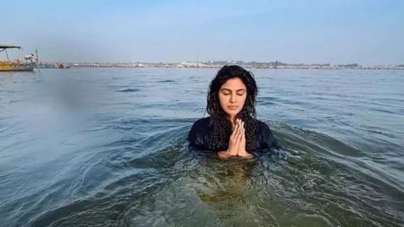 Maha Kumbh Mela: కుంభమేళాలో టాలీవుడ్ స్టార్ హీరోయిన్.. వైరల్ అవుతున్న ఫోటోలు.. Maha Kumbh Mela: కుంభమేళాలో టాలీవుడ్ స్టార్ హీరోయిన్.. వైరల్ అవుతున్న ఫోటోలు..