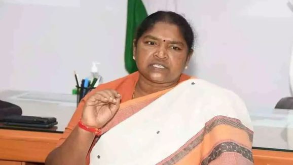 Minister Sitakka: తెలంగాణలో అబద్ధానికి బ్రాండ్ అంబాసిడర్ ఎవరో తెల్సా.. వారిపై మంత్రి సీతక్క సెన్సేషనల్ కామెంట్స్..