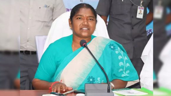 Minister Sitakka: మంత్రి సీతక్క సమావేశంలో బీఆర్ఎస్ ఎమ్మెల్యేలు.. ఎందుకో తెల్సా..?