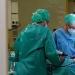 Green Cloths During Surgery: సర్జరీ టైమ్‌లో డాక్టర్లు ఆకుపచ్చ రంగు దుస్తులు ఎందుకు ధరిస్తారో తెలిస్తే.. ఆశ్చర్యపోతారు