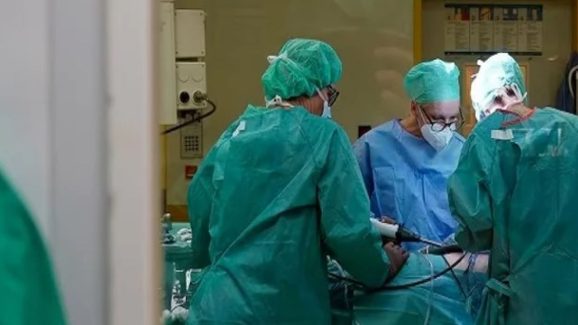 Green Cloths During Surgery: సర్జరీ టైమ్‌లో డాక్టర్లు ఆకుపచ్చ రంగు దుస్తులు ఎందుకు ధరిస్తారో తెలిస్తే.. ఆశ్చర్యపోతారు
