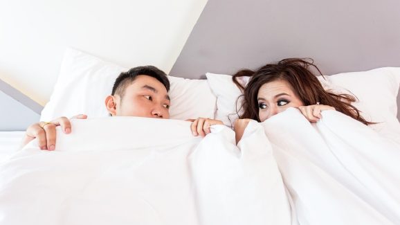 Vastu for Couple: భార్య భర్తకు ఏ వైపున నిద్రపోవాలి? ఇలా నిద్రపోతే వారి మధ్య ప్రేమ పెరుగుతుంది