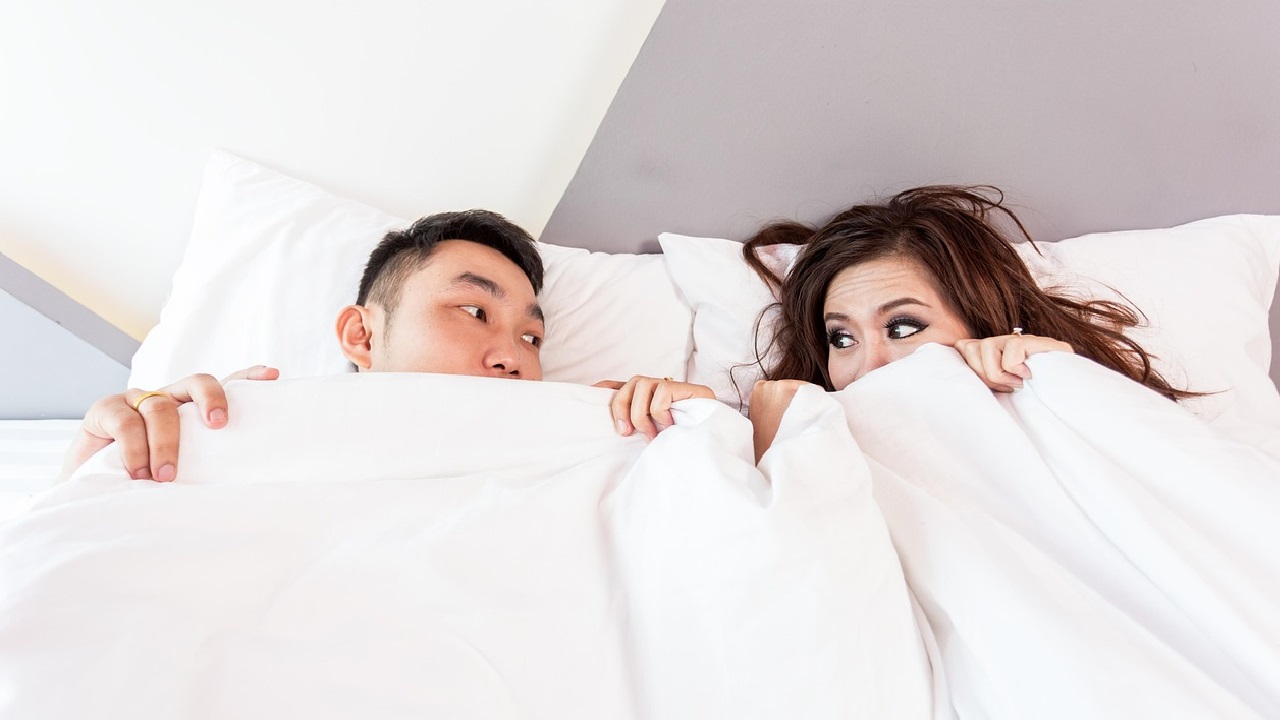 Vastu for Couple: భార్య భర్తకు ఏ వైపున నిద్రపోవాలి? ఇలా నిద్రపోతే వారి మధ్య ప్రేమ పెరుగుతుంది