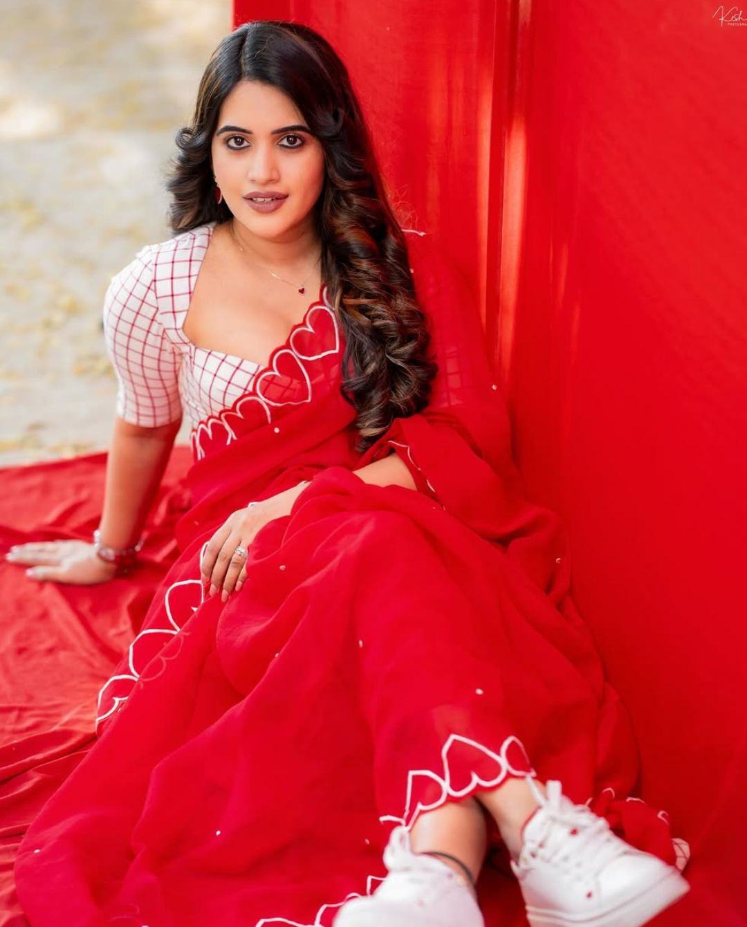 Sravanthi Chokarapu : రెడ్ శారీలో కేక పుట్టిస్తున్న స్రవంతి.. నిద్రపట్టడం కష్టమే మామా..