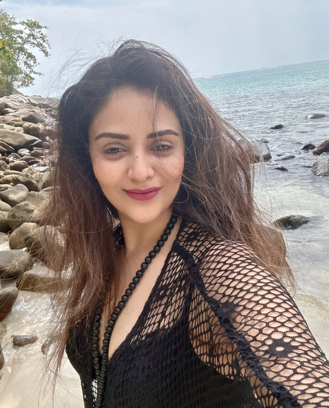 Sreemukhi : బీచ్ లో అందాలతో రచ్చ చేస్తున్న శ్రీముఖి.. కుర్రాళ్లు ఏమైపోతారు..