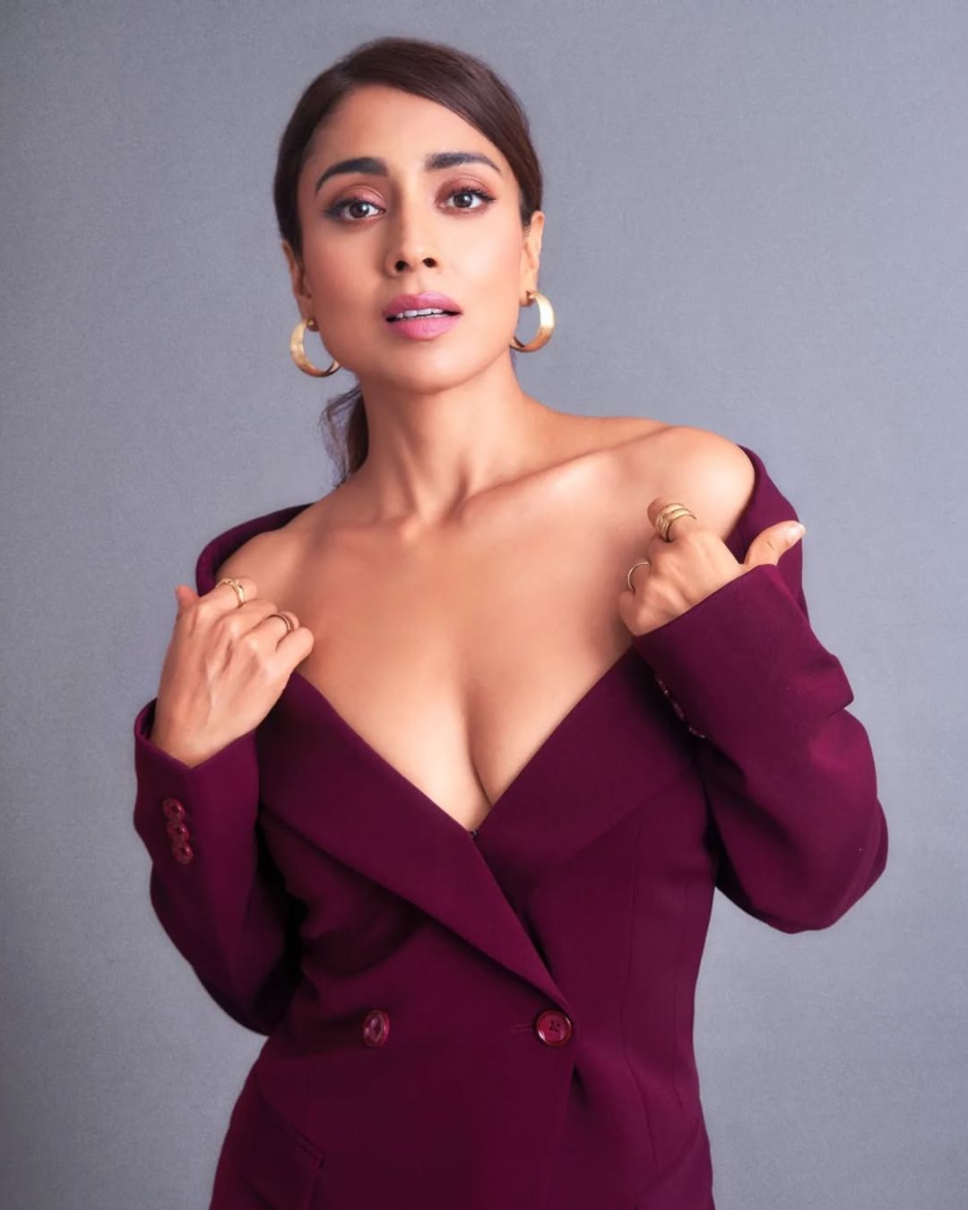 Shriya Saran: ఈమె వయస్సు వెనక్కి వెళ్తుందా.. క్లివేజ్ షోతో కిక్ ఎక్కిస్తుందే