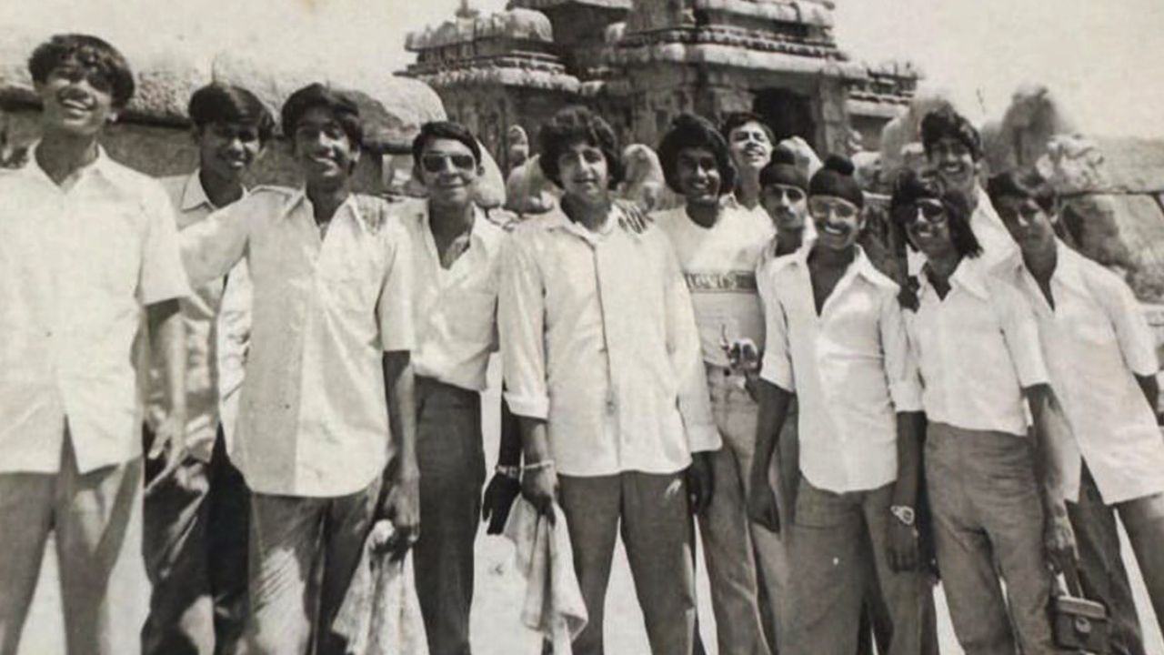 Tollywood Hero: ఈ గ్రూప్ ఫొటోలో ఉన్న స్టార్ హీరోను గుర్తుపట్టండి చూద్దాం.. మీ వల్ల కాదంతే.. ?
