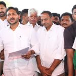 Jagan with farmers: మూడేళ్లు కళ్లు మూసుకోండి.. జగన్ మార్క్ కామెడీ