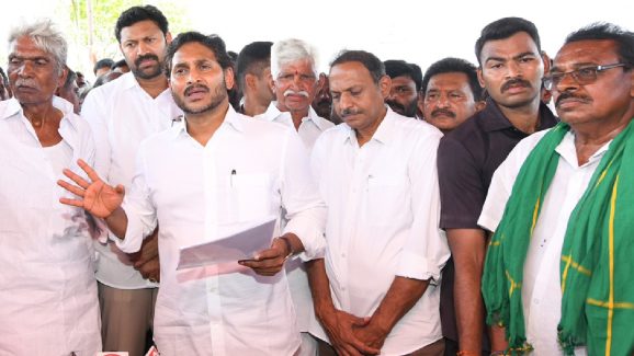 Jagan with farmers: మూడేళ్లు కళ్లు మూసుకోండి.. జగన్ మార్క్ కామెడీ