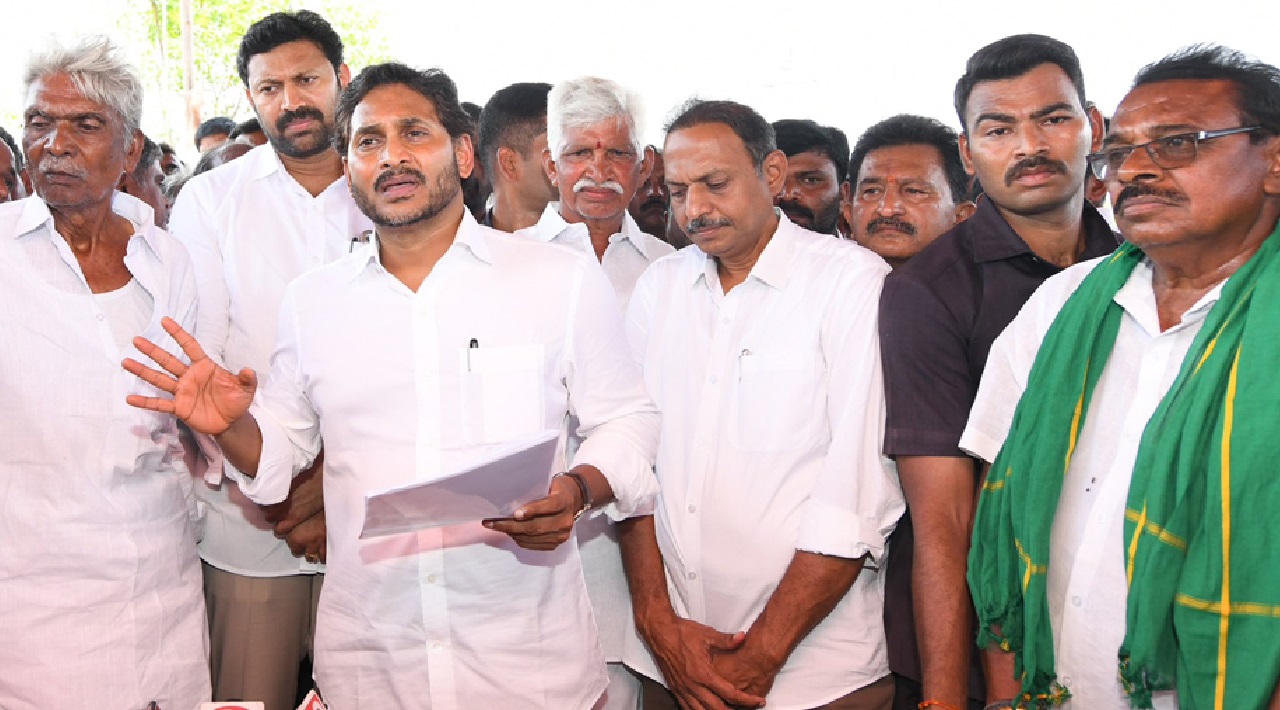 Jagan with farmers: మూడేళ్లు కళ్లు మూసుకోండి.. జగన్ మార్క్ కామెడీ