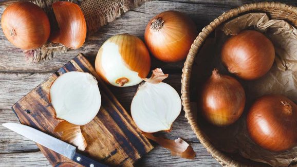Side Effects  of Raw Onion: పచ్చి ఉల్లితో ఆరోగ్యం.. కానీ, రోజుకు ఇన్నే తినాలి.. అతిగా తింటే జరిగేది ఇదే!