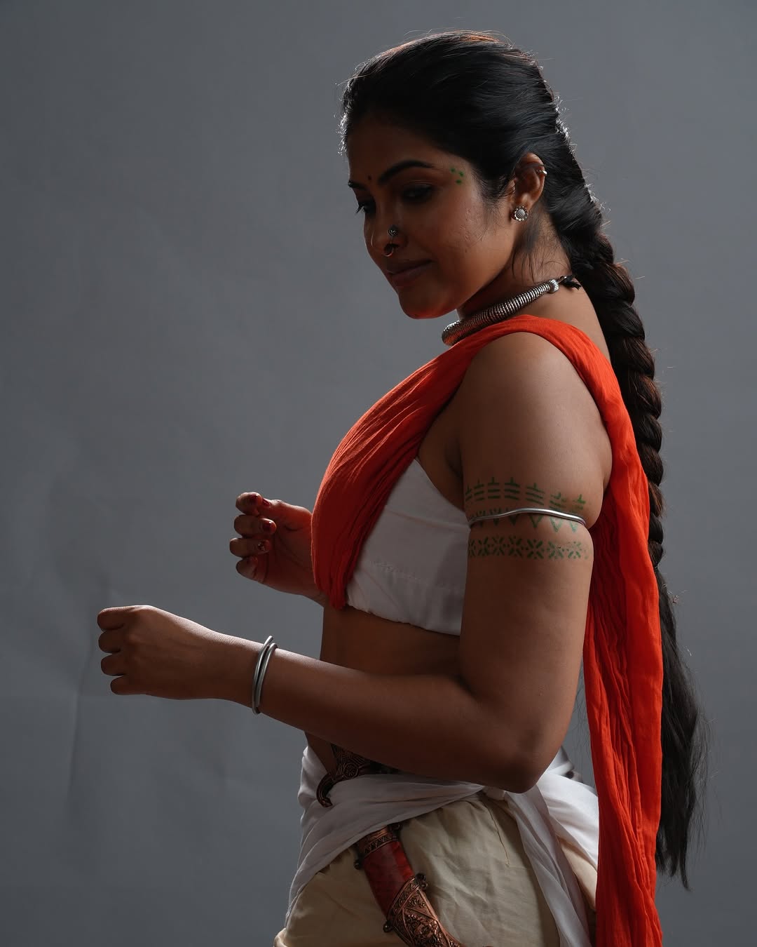 Actress Divi Vadthya Photo Gallery