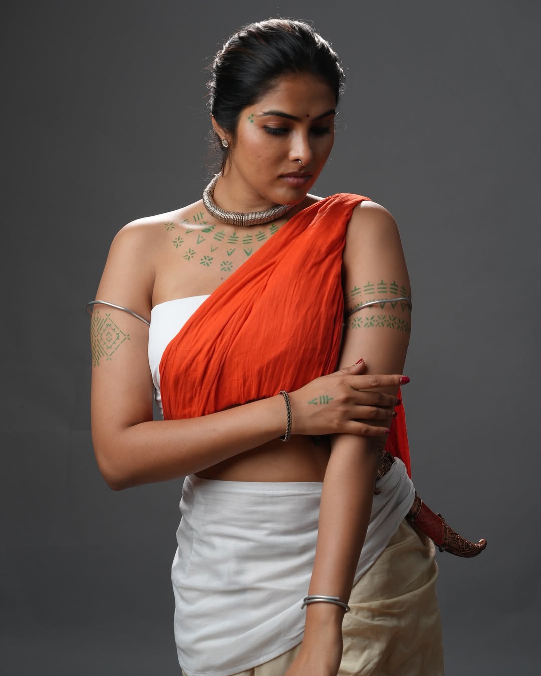 Actress Divi Vadthya Photo Gallery