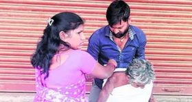 Abandon Crippled Woman: వృద్ధురాలిని అనాథ చేసిన కుటుంబసభ్యులు