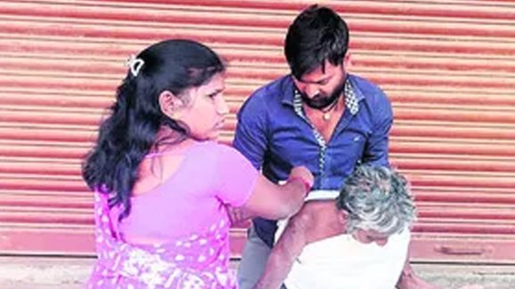 Abandon Crippled Woman: వృద్ధురాలిని అనాథ చేసిన కుటుంబసభ్యులు