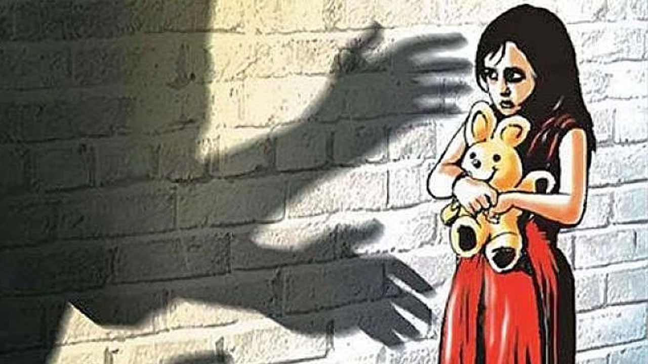 POCSO Case in Vizag: విశాఖలో దారుణం.. LKG చదువుతున్న చిన్నారిపై టీచర్..