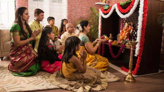 Puja: పూజ చేస్తున్నారా ? పొరపాటున కూడా.. ఈ రంగు బట్టలు ధరించొద్దు !