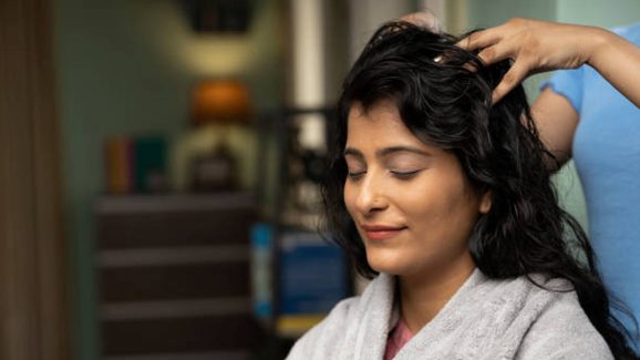 Hair Growth tips: జుట్టు విపరీతంగా రాలిపోతుందా..? ఆయుర్వేద చిట్కాలతో హెయిర్ ఫాల్‌కి చెక్ పెట్టండి