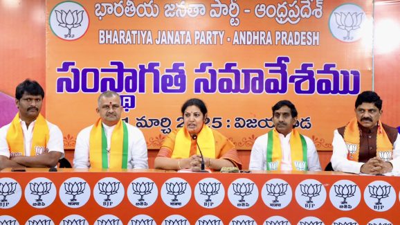 Purandeswari Critices YCP: వైసీపీ వల్లే రాష్ట్రం అప్పుల ఊబిలో పడింది.. పురందేశ్వరి సంచలన విమర్శలు