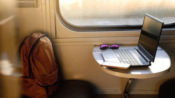 Railway Staff: ట్రైన్ లో ల్యాప్‌టాప్ మరిచిపోయిన రైల్వే అధికారి.. విజయవాడ సిబ్బంది చేసిన పనికి అంతా ఫిదా!