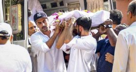 Deb Mukherjee's funeral: ప్రముఖ నటుడి పాడె మోసిన స్టార్ హీరో... ముఖర్జీ ఫ్యామిలీకి రణబీర్ ఏమవుతారంటే?