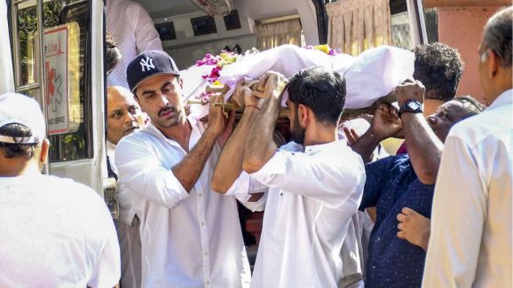 Deb Mukherjee’s funeral: ప్రముఖ నటుడి పాడె మోసిన స్టార్ హీరో… ముఖర్జీ ఫ్యామిలీకి రణబీర్ ఏమవుతారంటే?