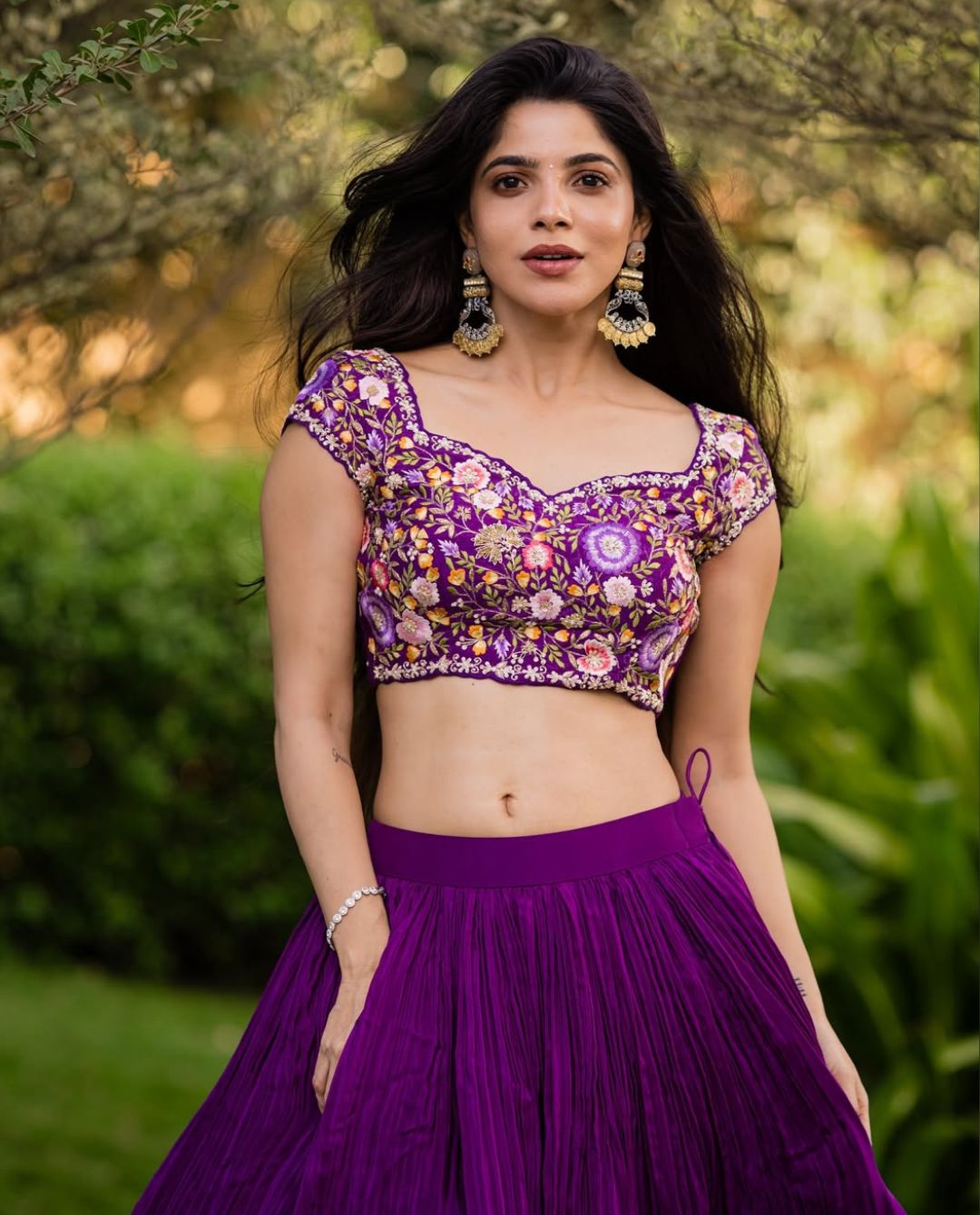 Divya Bharathi : అబ్బా ఏముంది దివ్యభారతి..  ముద్దుగుమ్మ గ్లామర్ ట్రీట్‌కు ఫిదా అవుతున్న కుర్రకారు…