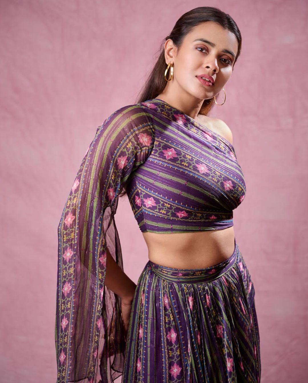 Hebah Patel : కేక పుట్టిస్తున్న హెబ్బా అందాలు.. కుర్రాళ్లకు నిద్రపట్టదు..