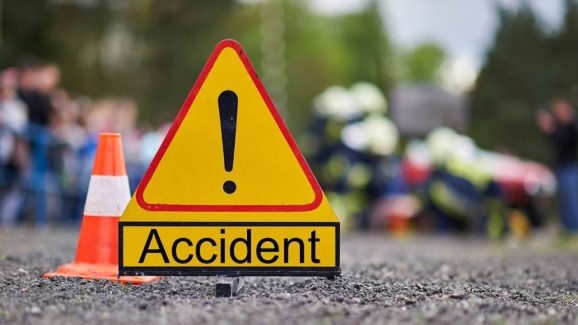Eluru Bus Accident: మధ్య ప్రధేశ్‌లో ఘోర రోడ్డు ప్రమాదం.. ట్రక్కును ఢీకొన్న కారు.. ఎనిమిమంది మృతి