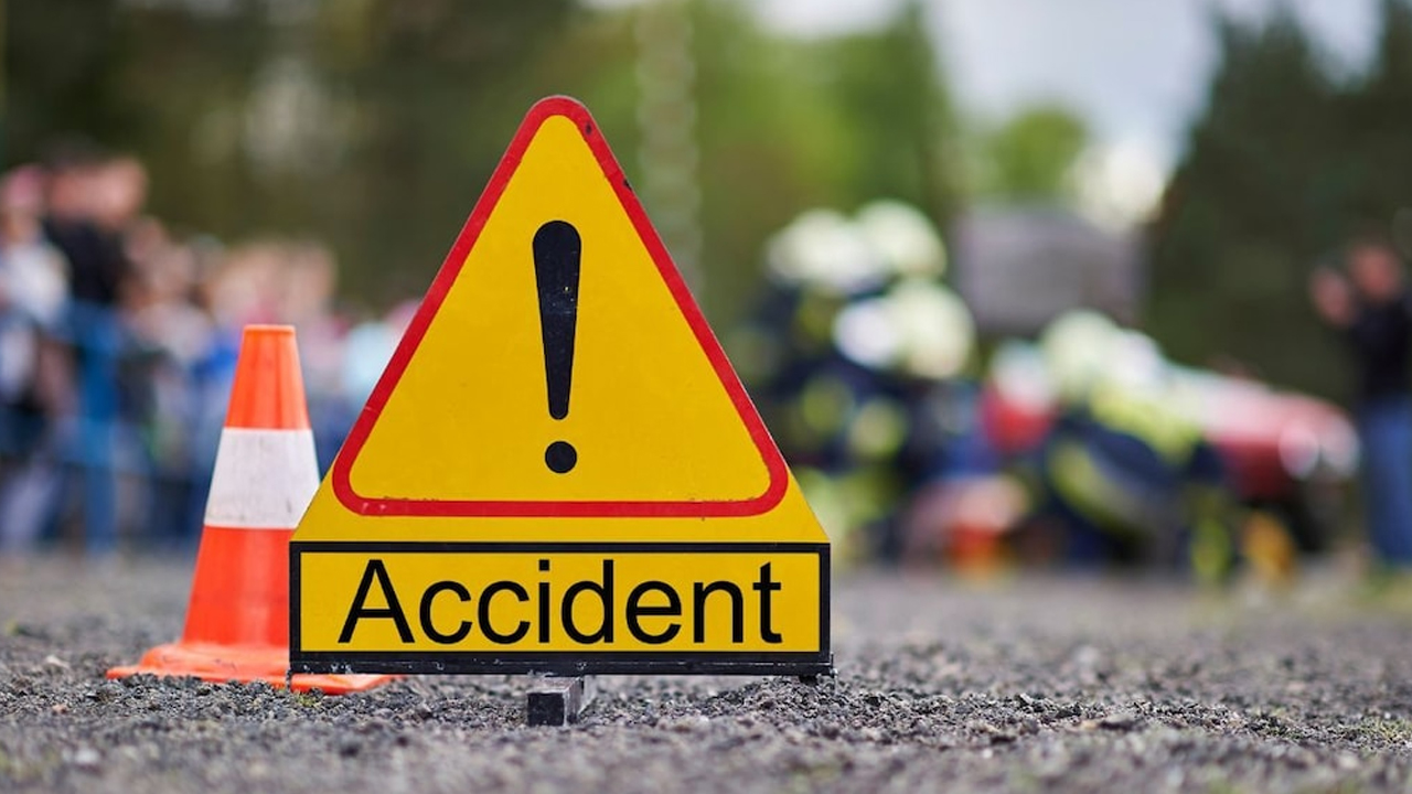 Eluru Bus Accident: మధ్య ప్రధేశ్‌లో ఘోర రోడ్డు ప్రమాదం.. ట్రక్కును ఢీకొన్న కారు.. ఎనిమిమంది మృతి