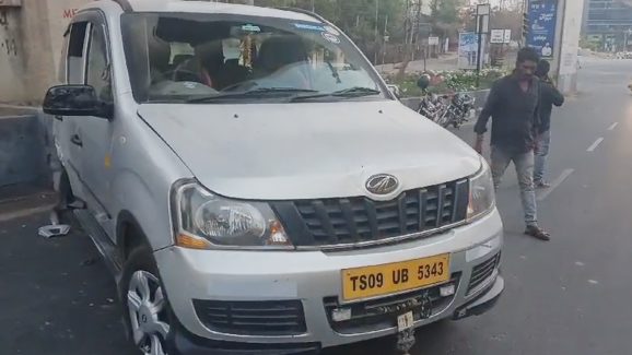 Jubilee Hills Car Incident: జూబ్లీహిల్స్‌లో కారు హల్ చల్.. ఏకంగా మెట్రో పిల్లర్‌ను ఢీకొట్టి..
