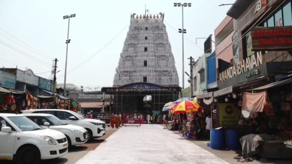 AP News : గుడిలో రెడ్డి.. అసెంబ్లీ రౌడీ సినిమా స్టైల్‌లో దోపిడీ
