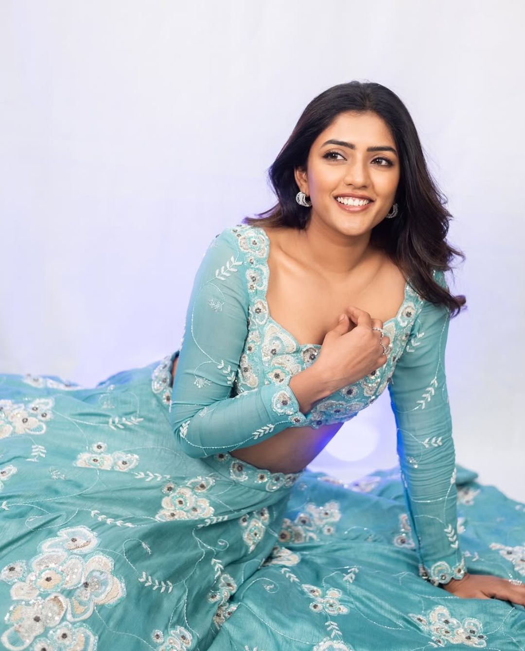 Eesha Rebba: అందాలతో అబ్బా అనిపిస్తున్న ఈషా.. హంస లాంటి ఫోజులతో..!