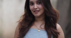 Anikha Surendran: క్యూట్ స్మైల్‌తో చంపేస్తున్న అనిఖా.. సింపుల్‌గా ఉన్నా అందంగా ఉందే.!
