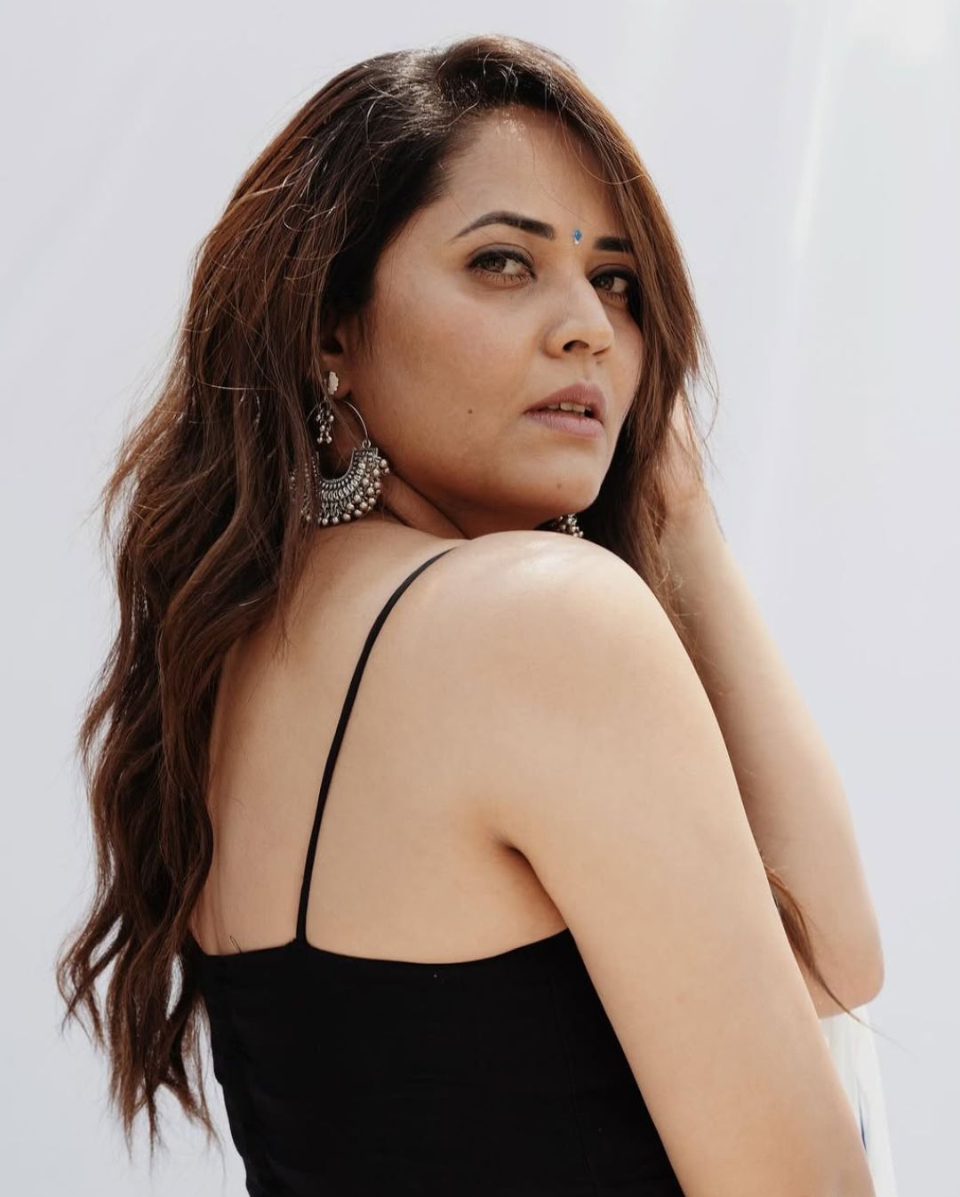 Anasuya Bharadwaj: తెల్లచీరలో అనసూయ.. ఆ వయ్యారాలు తట్టుకోవడం కష్టమే.!
