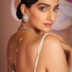 Sonam Kapoor: బ్యాక్ అందాలతో చెమటలు పట్టిస్తున్న బాలీవుడ్ బ్యూటీ.. ఏమ్ వుంది గురూ..?